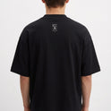Camiseta com estampa frontal de logotipo estilizado e estampa traseira de pequenas inscrições textuais próximas à gola.