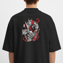Camiseta com estampa frontal de figura estilizada e texto sobreposto e estampa traseira de dragão detalhado em estilo oriental com traços sinuosos.