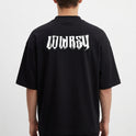 Camiseta com estampa frontal de duas caveiras cruzadas acima da palavra "LOWKEY" e estampa traseira da mesma palavra em estilo sombreado.