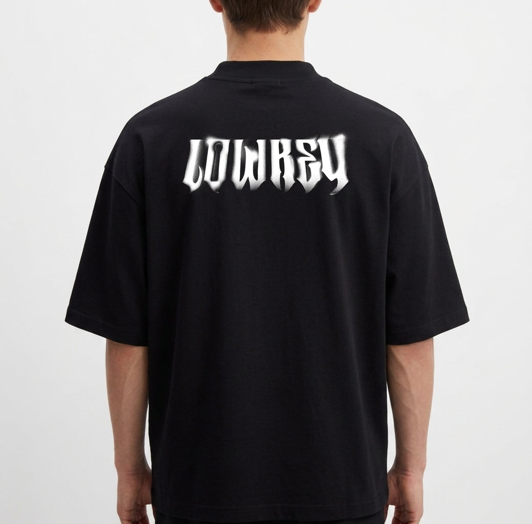 Camiseta com estampa frontal de duas caveiras cruzadas acima da palavra "LOWKEY" e estampa traseira da mesma palavra em estilo sombreado.