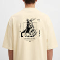 Camiseta com estampa frontal de um emblema listrado com asas e rosto e estampa traseira de personagem musculoso com traços de mangá e texto em japonês.