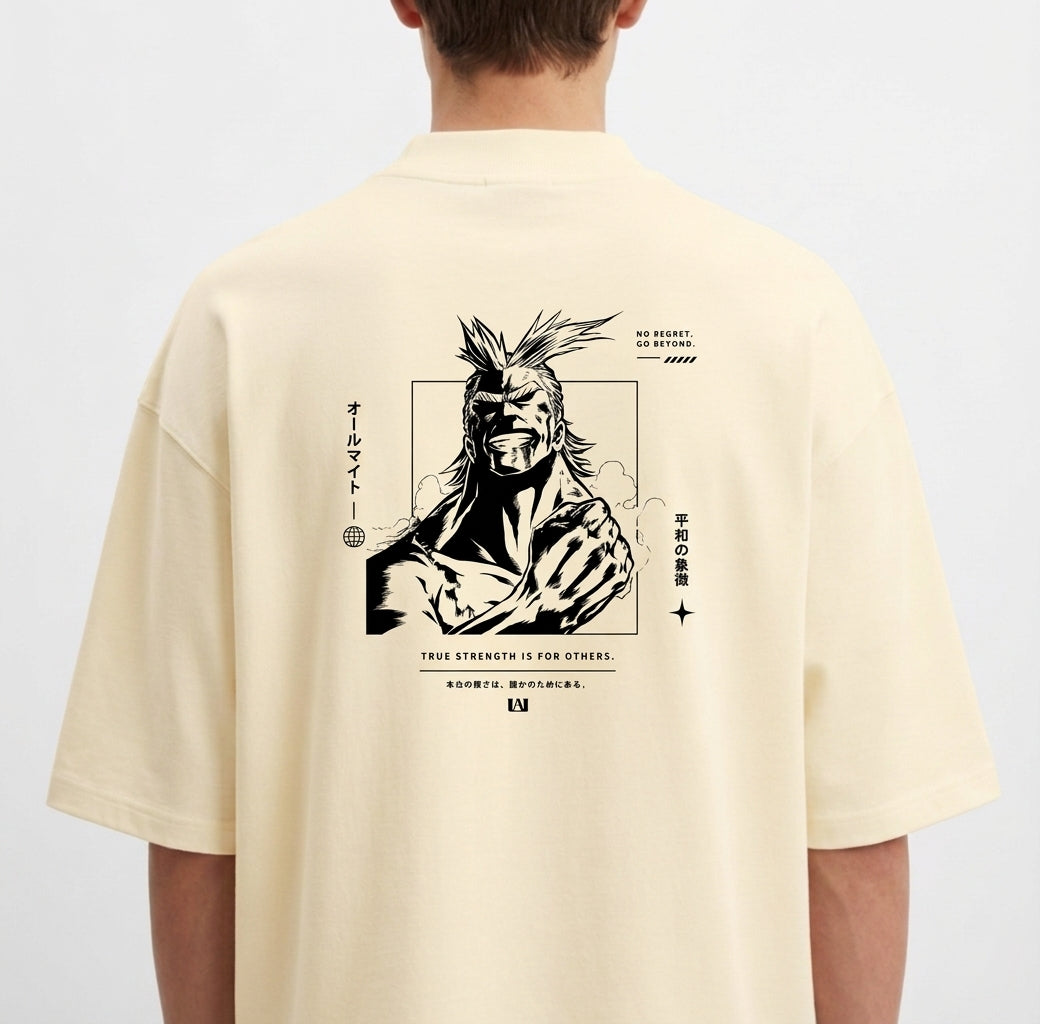 Camiseta com estampa frontal de um emblema listrado com asas e rosto e estampa traseira de personagem musculoso com traços de mangá e texto em japonês.