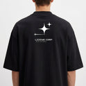 Camiseta com estampa frontal de texto estilizado "LIZZIE CORP." e símbolo de estrela, e estampa traseira de texto "LIZZIE CORP." entre estrelas de tamanhos variados.