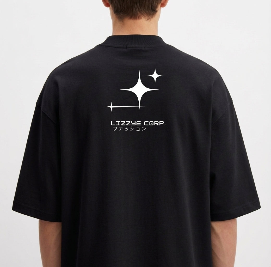 Camiseta com estampa frontal de texto estilizado "LIZZIE CORP." e símbolo de estrela, e estampa traseira de texto "LIZZIE CORP." entre estrelas de tamanhos variados.