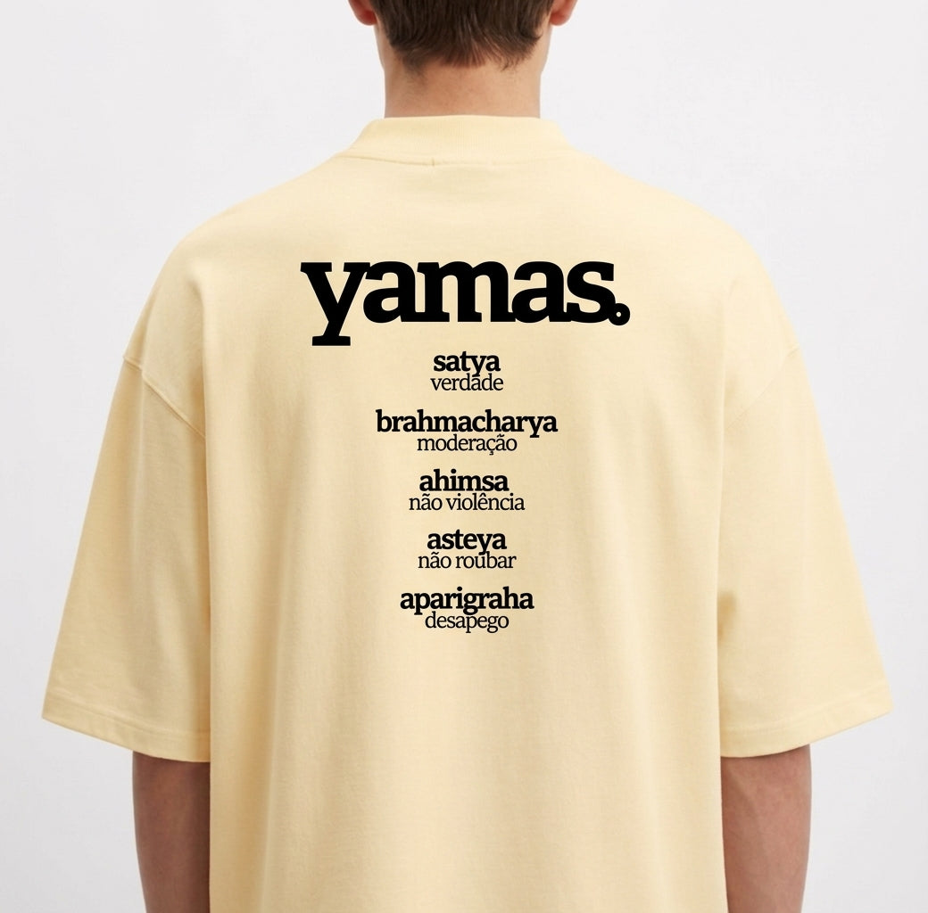 Camiseta com estampa frontal de "ahimsa. não violência" e estampa traseira de "yamas. satya verdade, brahmacharya moderação, ahimsa não violência, asteya não roubar, aparigraha desapego".