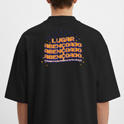 Camiseta com estampa frontal de ícone de computador retrô com a palavra "LAB" e estampa traseira de texto em camadas "LUGAR ABENÇOADO" com estrelas.
