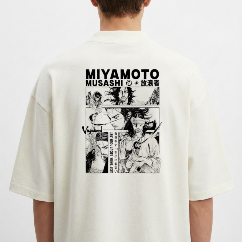 Camiseta com estampa frontal de um samurai desenhado em estilo minimalista e estampa traseira de quadrinhos detalhados com o tema Miyamoto Musashi.