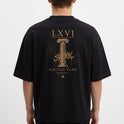 Camiseta com estampa frontal de "LXVI" em estilo clássico e estampa traseira de colunas gregas com "LXVI", grafite, "Raccon Team" e "MMXXVI".