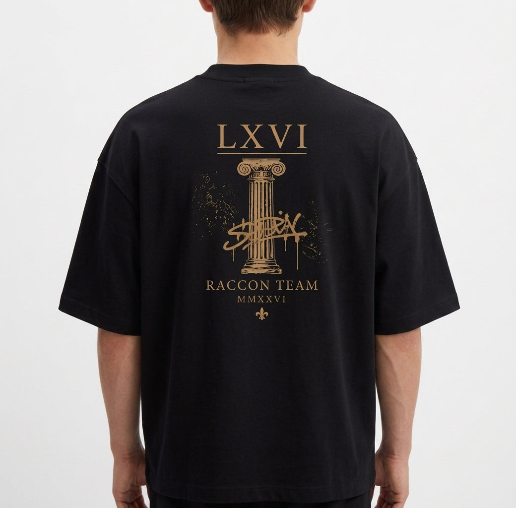 Camiseta com estampa frontal de "LXVI" em estilo clássico e estampa traseira de colunas gregas com "LXVI", grafite, "Raccon Team" e "MMXXVI".