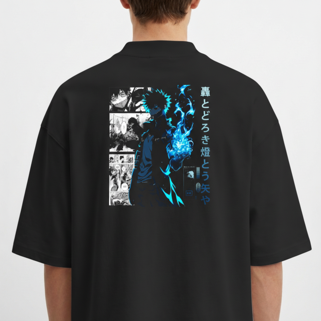 Camiseta com estampa frontal de pequenos elementos abstratos e estampa traseira de personagem de anime com chama azul, rodeado por quadros de mangá.