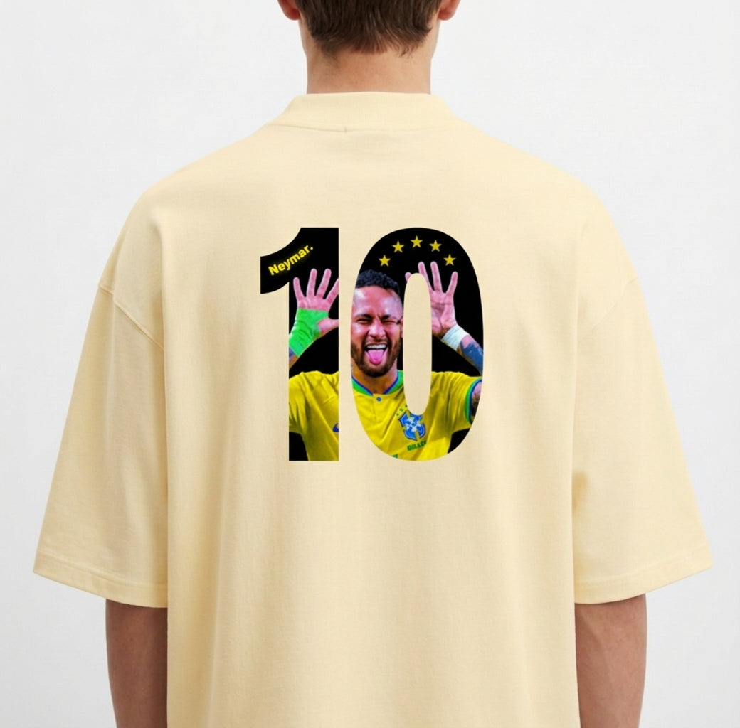 Camiseta com estampa traseira de jogador fazendo gestos com as mãos, dentro do número 10, rodeada por sete estrelas e nome estilizado na parte superior.