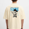 Camiseta com estampa frontal de borboleta pequena acompanhada da frase “This action will have consequences...” e estampa traseira de arte com personagem estilizada segurando uma arma, cercada por palavras e símbolos, incluindo "STRANGE" em destaque.