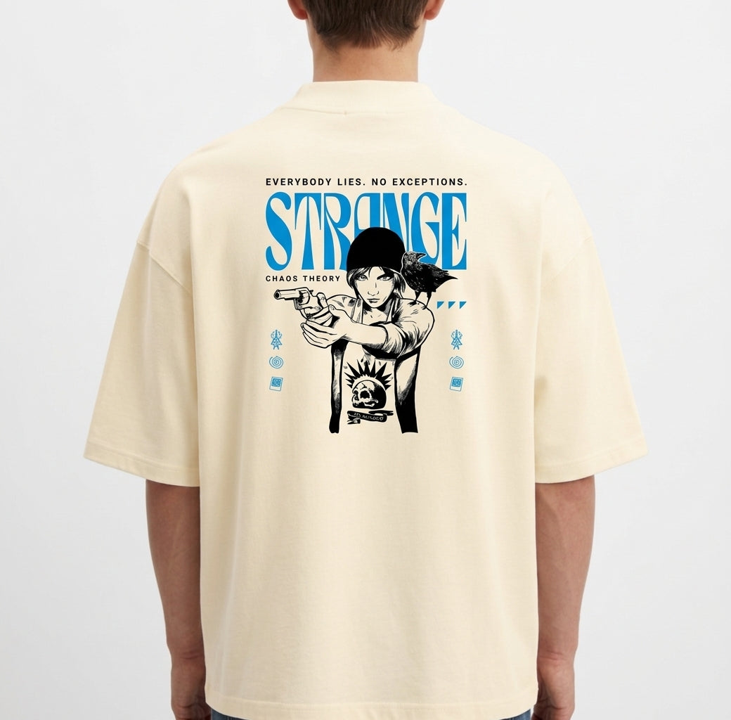 Camiseta com estampa frontal de borboleta pequena acompanhada da frase “This action will have consequences...” e estampa traseira de arte com personagem estilizada segurando uma arma, cercada por palavras e símbolos, incluindo "STRANGE" em destaque.