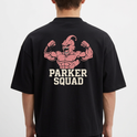 Camiseta com estampa frontal de logotipo estilizado com letras e estampa traseira de personagem musculoso flexionando, acompanhado do texto "Parker Squad".