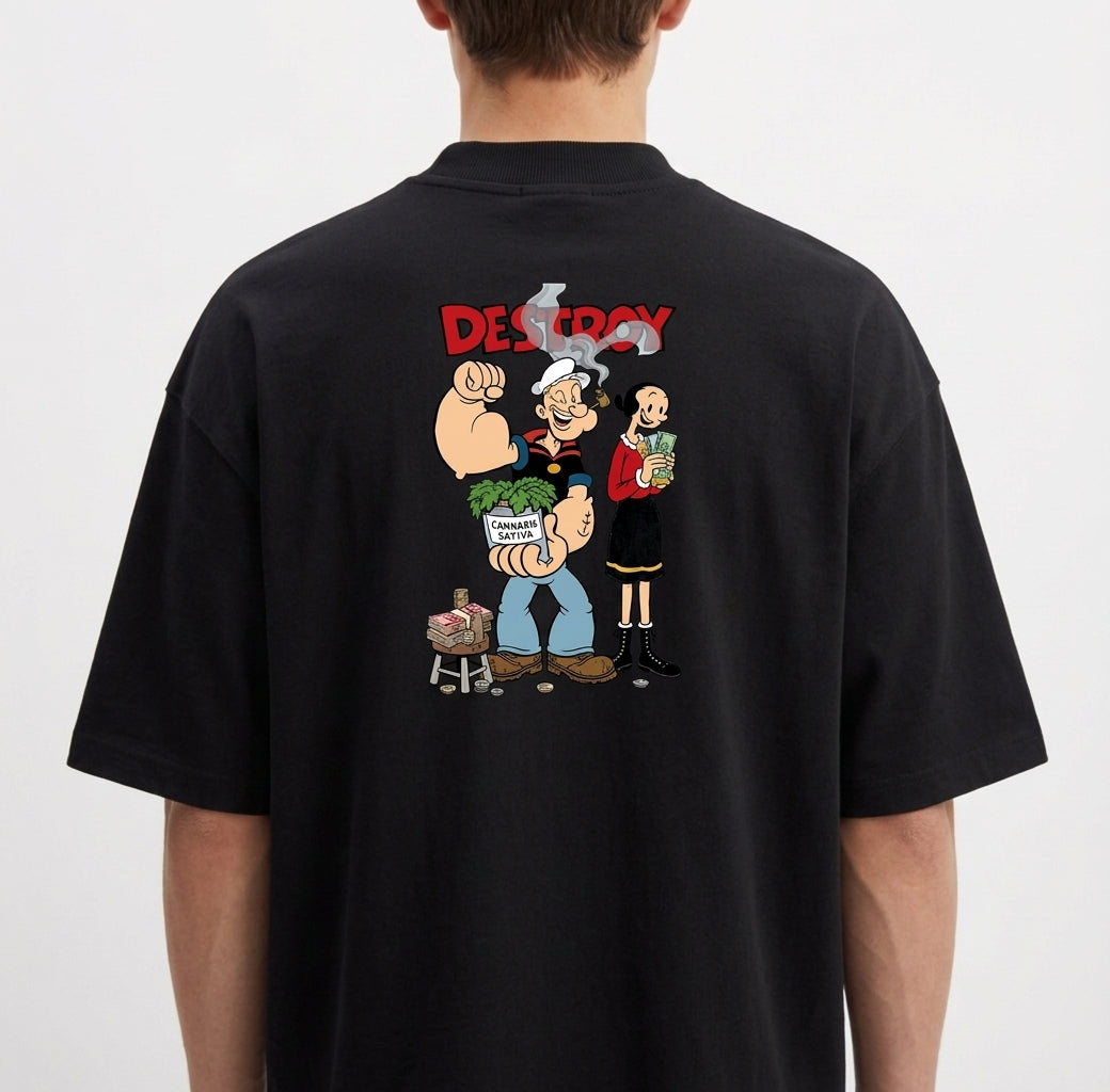 Camiseta com estampa frontal de texto "DESTROY" em fonte destacada e estampa traseira de personagens caricatos segurando potes de ervas e sal, com texto.