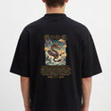 Camiseta com estampa frontal de coroa sobre letra estilizada acompanhada do texto "O Dragão Oriental (RTV/Long)" e estampa traseira de dragão mítico em cena detalhada com nuvens e texto em caracteres orientais.