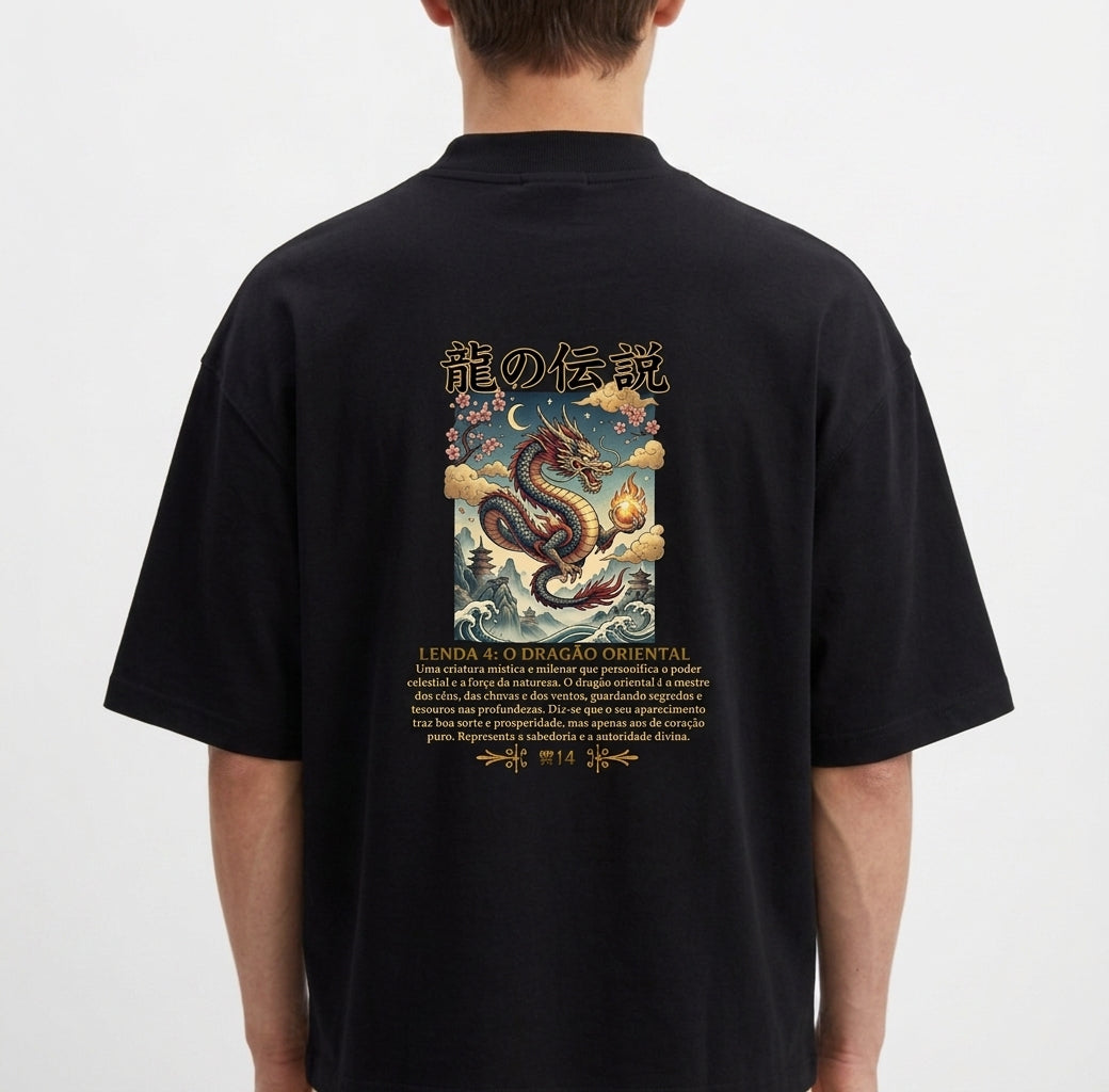 Camiseta com estampa frontal de coroa sobre letra estilizada acompanhada do texto "O Dragão Oriental (RTV/Long)" e estampa traseira de dragão mítico em cena detalhada com nuvens e texto em caracteres orientais.