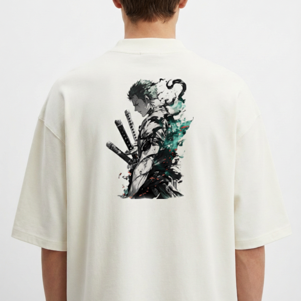 Camiseta com estampa frontal de três espadas e número "02/07/19" e estampa traseira de guerreiro com três katanas, entre fumaças e detalhes aquarelados.