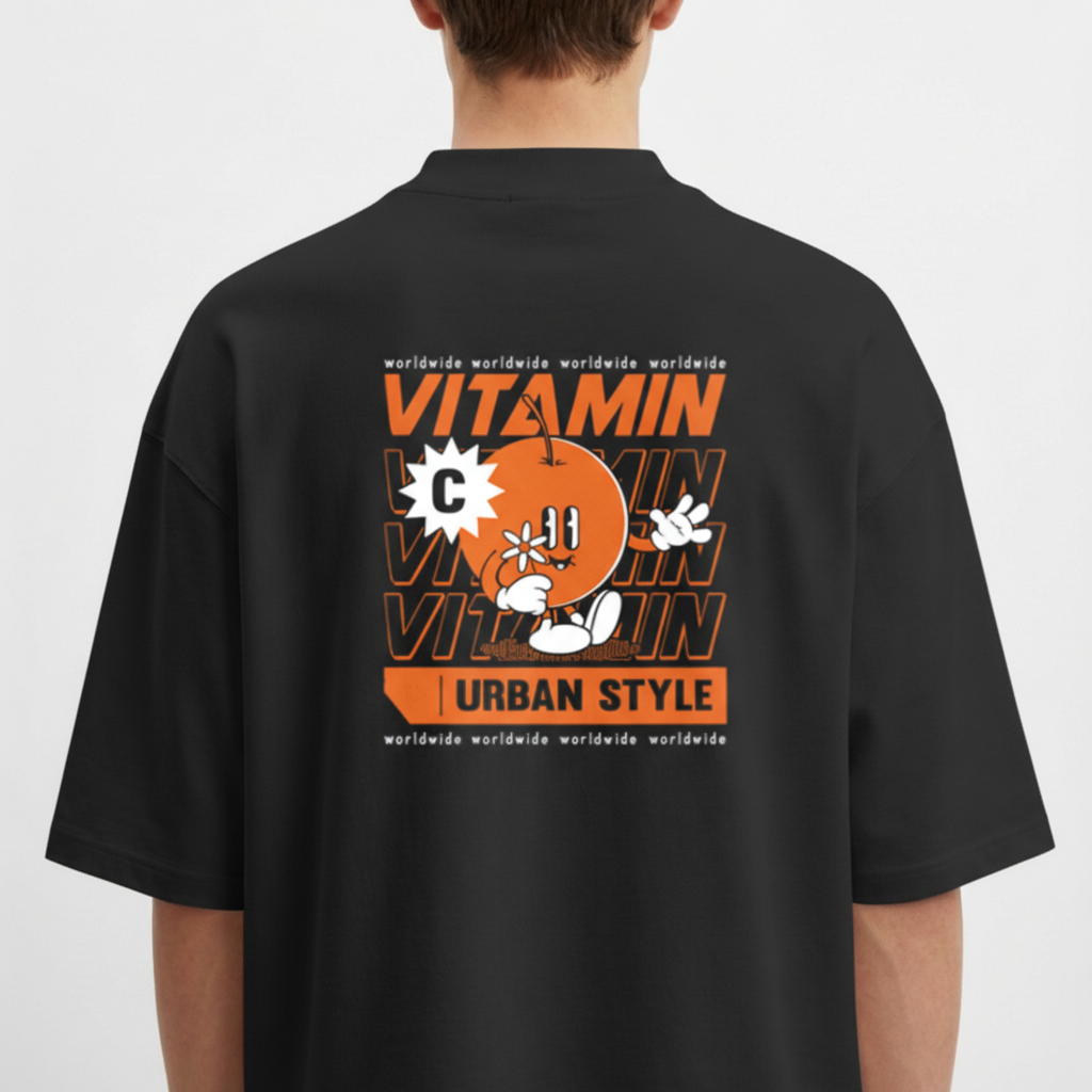 Moletom com estampa traseira de personagem laranja estilizado segurando uma flor, rodeado por repetição da palavra "VITAMIN" e texto "URBAN STYLE".