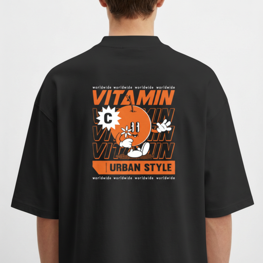 Moletom com estampa traseira de personagem laranja estilizado segurando uma flor, rodeado por repetição da palavra "VITAMIN" e texto "URBAN STYLE".
