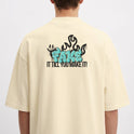 Camiseta com estampa frontal de palavra estilizada em grafite e estampa traseira de desenhos abstratos com frase em destaque em fontes ousadas.
