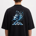 Camiseta com estampa frontal de "LUNOVA" e estampa traseira de rei xadrez detalhado em perfil com coroa, rodeado por peças sobre tabuleiro.