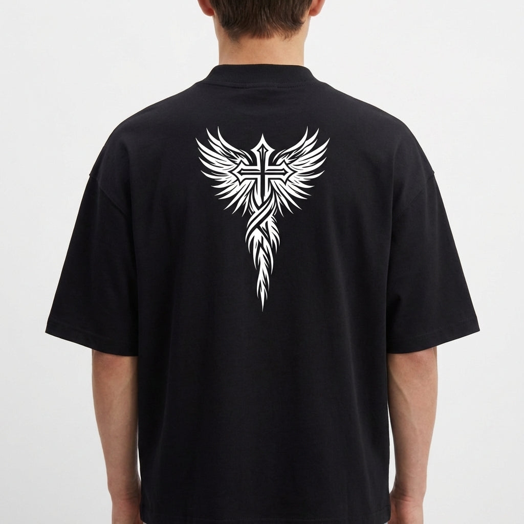 Camiseta com estampa traseira de uma cruz estilizada com asas detalhadas, onde os traços lembram penas e se entrelaçam, formando uma figura imponente.