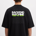 Camiseta com estampa frontal de "STACK" em letras grandes e estampa traseira de "BACKEND MACHINE behind the scenes" sobreposta em fundo com "STACK".