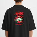 Camiseta com estampa traseira de lábios vermelhos segurando uma nota de dólar entre os dentes, acompanhada das frases "Money crazy" e "Money for Living Needs".