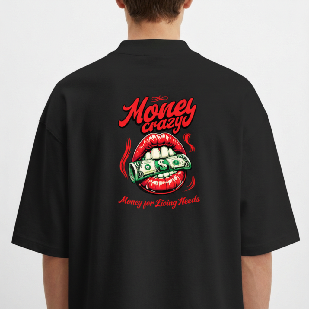 Camiseta com estampa traseira de lábios vermelhos segurando uma nota de dólar entre os dentes, acompanhada das frases "Money crazy" e "Money for Living Needs".