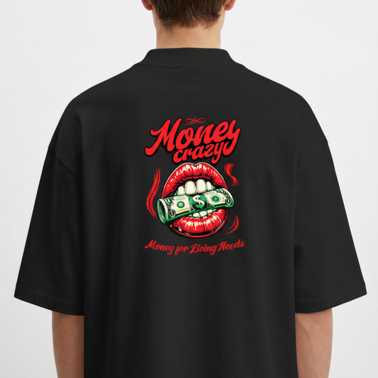 Camiseta com estampa traseira de lábios vermelhos segurando uma nota de dólar entre os dentes, acompanhada das frases "Money crazy" e "Money for Living Needs".