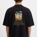 Camiseta com estampa frontal de uma coroa acima de texto "O Tigre Branco (Byakko)" e estampa traseira de tigre sob céu estrelado com folhas e texto japonês.
