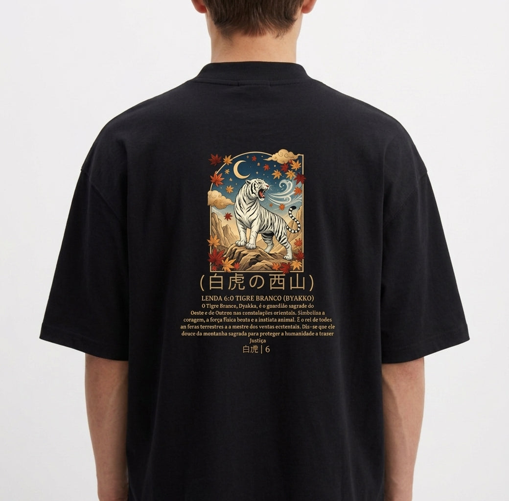 Camiseta com estampa frontal de uma coroa acima de texto "O Tigre Branco (Byakko)" e estampa traseira de tigre sob céu estrelado com folhas e texto japonês.