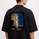 Camiseta com estampa frontal de logotipo minimalista e estampa traseira de prancha de surf encostada em parede desgastada com palmeira e fundo geométrico.