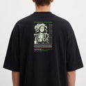 Camiseta com estampa frontal de dragão circular acompanhado do texto "FINISH HIM!!" e estampa traseira de personagem com texto em torno e detalhes gráficos.