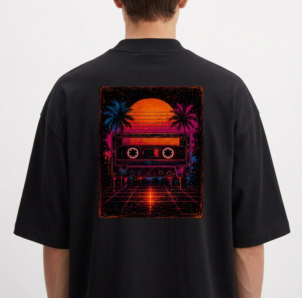 Camiseta com estampa frontal de símbolo minimalista e estampa traseira de fita cassete retro em cenário neon com palmeiras e pôr do sol vibrante.
