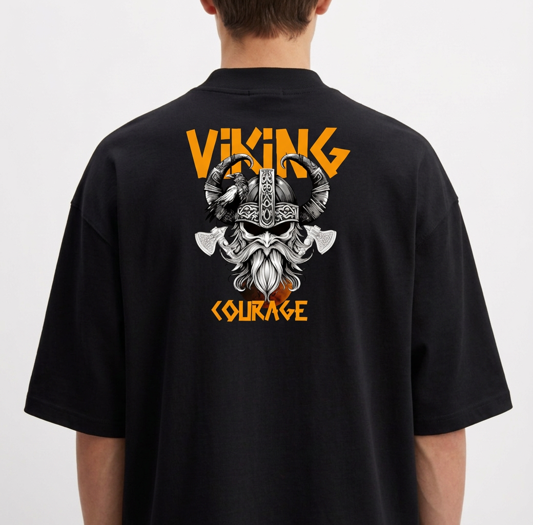 Camiseta com estampa frontal de pequena figura abstrata e estampa traseira de ilustração de guerreiro viking com capacete ornamentado e inscrição "Viking Courage".