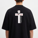 Camiseta com estampa frontal de uma construção em estilo clássico e texto pequeno, e estampa traseira de uma cruz com uma pomba, mãos rezando e a palavra "forgiveness".