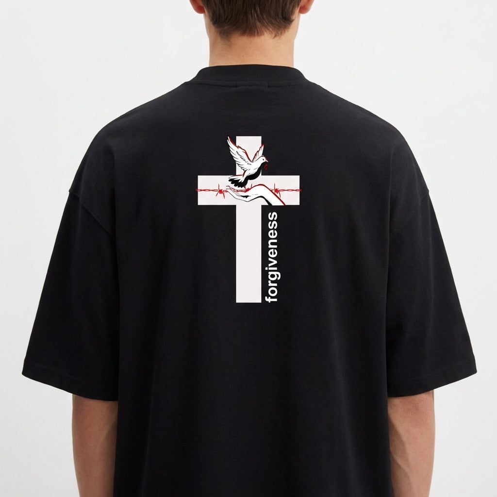 Camiseta com estampa frontal de uma construção em estilo clássico e texto pequeno, e estampa traseira de uma cruz com uma pomba, mãos rezando e a palavra "forgiveness".