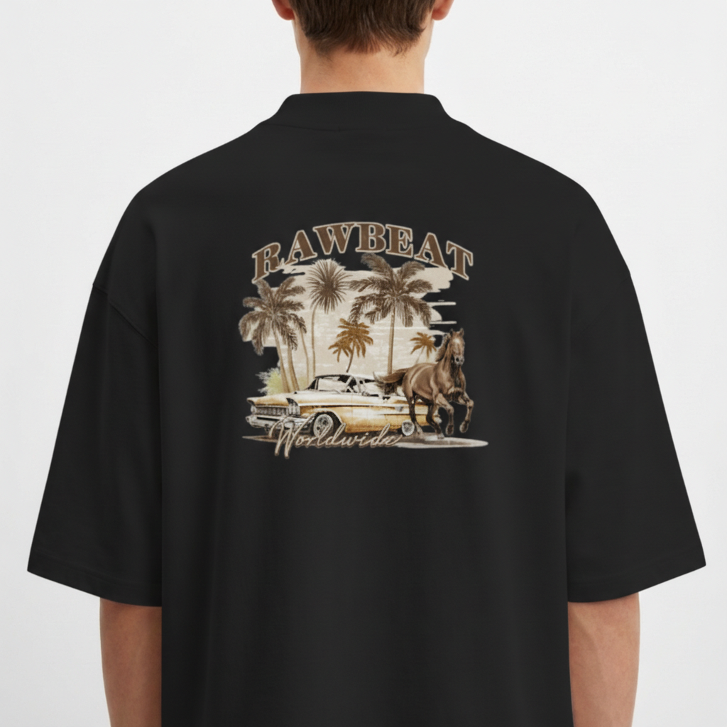 Camiseta com estampa traseira de palmeiras, carro clássico e cavalo, com as palavras "Rawbeat Worldwide" em estilo retrô.