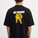 Camiseta com estampa frontal de logotipo com personagem e texto "BOY BIGORNA" e estampa traseira de personagem robótico em pose imponente com nome acima.