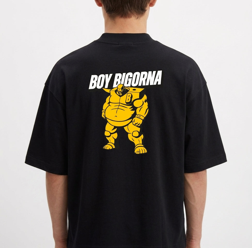 Camiseta com estampa frontal de logotipo com personagem e texto "BOY BIGORNA" e estampa traseira de personagem robótico em pose imponente com nome acima.
