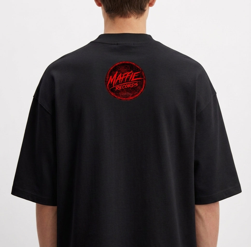 Camiseta com estampa frontal de "pressagio" em fonte estilizada e estampa traseira de círculo com "Maffie Records" no centro, ambos com aparência desgastada.