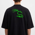 Camiseta com estampa frontal de um crânio pixelado e estampa traseira de um dragão estilizado pixelado acompanhado pela inscrição "Rage Boys".