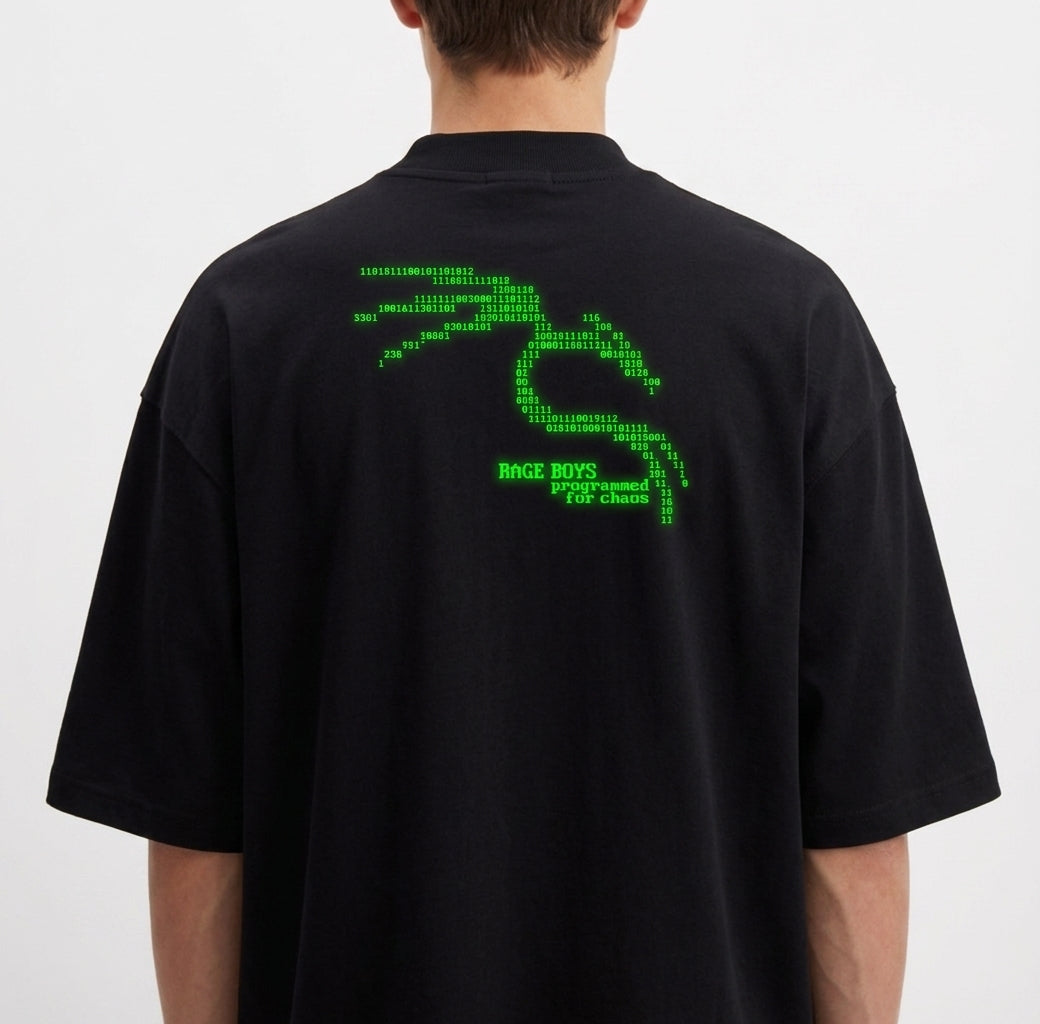 Camiseta com estampa frontal de um crânio pixelado e estampa traseira de um dragão estilizado pixelado acompanhado pela inscrição "Rage Boys".