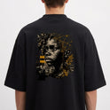 Camiseta com estampa frontal de pequeno logotipo minimalista e estampa traseira de ilustração artística de rosto masculino entrelaçado com elementos geométricos e tribais.
