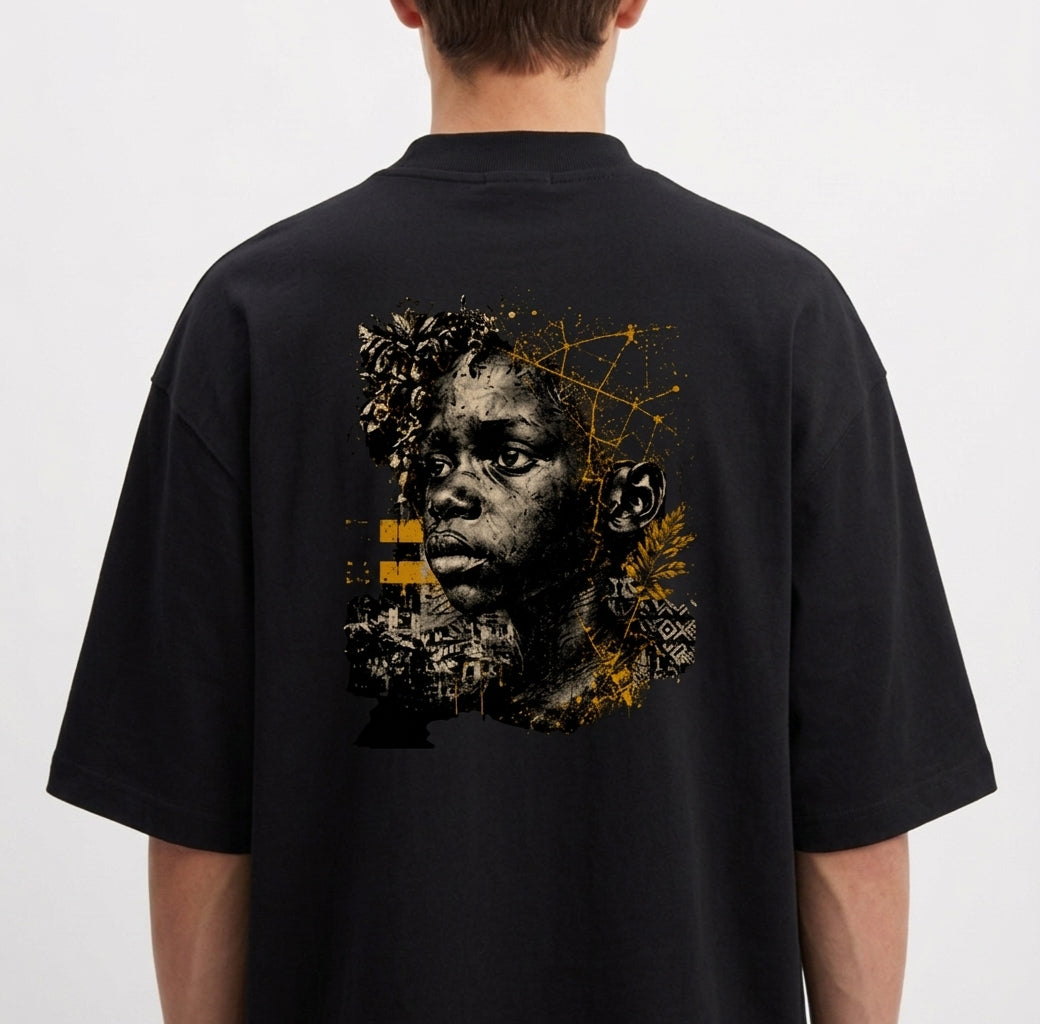 Camiseta com estampa frontal de pequeno logotipo minimalista e estampa traseira de ilustração artística de rosto masculino entrelaçado com elementos geométricos e tribais.