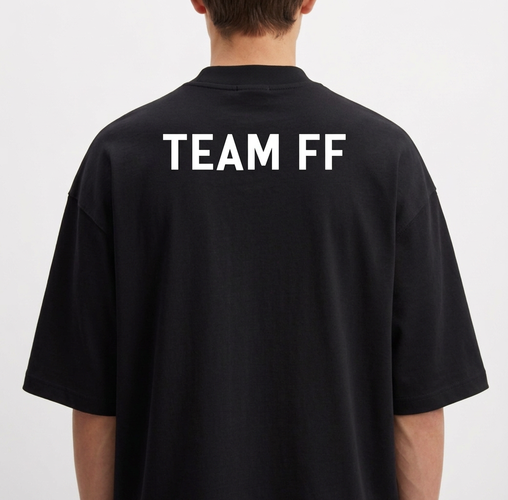 Camiseta com estampa frontal de texto estilizado "TïFF" e estampa traseira de "TEAM FF" em letras maiúsculas.