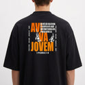 Camiseta com estampa frontal de círculo com letras geométricas e estampa traseira de texto central grande "AVIVA JOVEM" com chamas e referência bíblica.