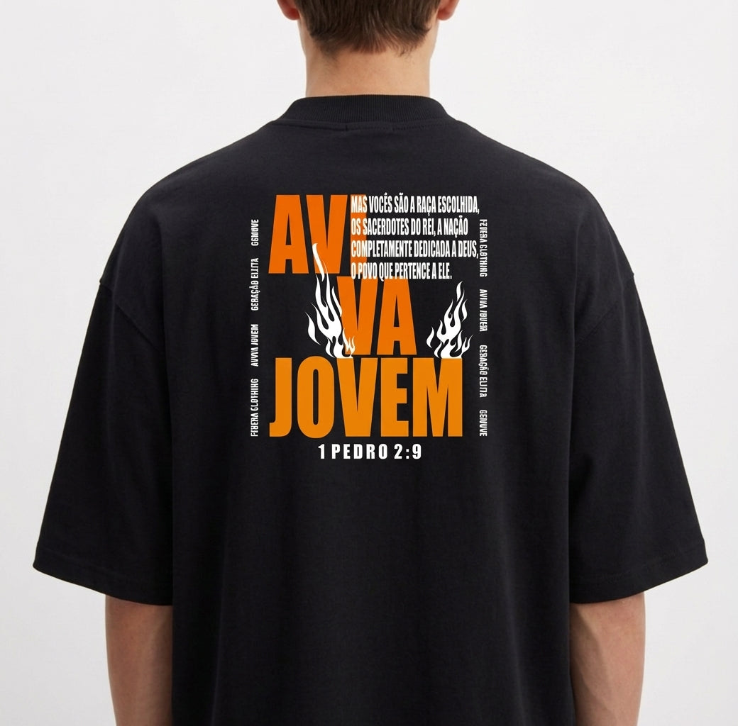 Camiseta com estampa frontal de círculo com letras geométricas e estampa traseira de texto central grande "AVIVA JOVEM" com chamas e referência bíblica.